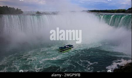 Niagara Falls, New York, États-Unis - 30 juillet 2023 : bateau d'excursion se déplaçant dans la brume de Horseshoe Falls inn Niagara Falls. Banque D'Images