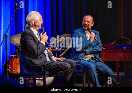 Harald Schmidt und Volker Heißmann beim Gastspiel Bläid Night - die etwas andere late-night-Show im Festsaal der Freiheitshalle. Hof, 05.02.2024 *** Harald Schmidt et Volker Heißmann lors de la représentation invité Bläid Night the other night show in the Ballroom of the Freiheitshalle Hof, 05 02 2024 Foto:xS.xGabschx/xFuturexImagex blaeid 4202 Banque D'Images