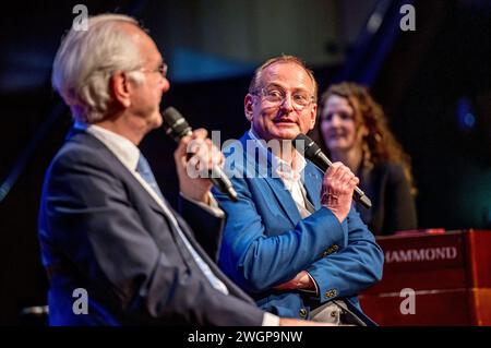 Harald Schmidt und Volker Heißmann beim Gastspiel Bläid Night - die etwas andere late-night-Show im Festsaal der Freiheitshalle. Hof, 05.02.2024 *** Harald Schmidt et Volker Heißmann lors de la représentation invité Bläid Night the other night show in the Ballroom of the Freiheitshalle Hof, 05 02 2024 Foto:xS.xGabschx/xFuturexImagex blaeid 4206 Banque D'Images