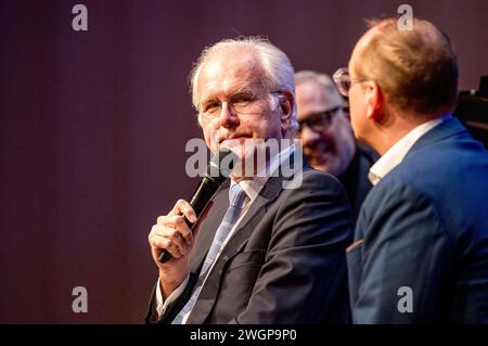 Harald Schmidt und Volker Heißmann beim Gastspiel Bläid Night - die etwas andere late-night-Show im Festsaal der Freiheitshalle. Hof, 05.02.2024 *** Harald Schmidt et Volker Heißmann lors de la représentation invité Bläid Night the other night show in the Ballroom of the Freiheitshalle Hof, 05 02 2024 Foto:xS.xGabschx/xFuturexImagex blaeid 4205 Banque D'Images