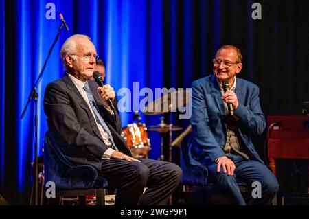 Harald Schmidt und Volker Heißmann beim Gastspiel Bläid Night - die etwas andere late-night-Show im Festsaal der Freiheitshalle. Hof, 05.02.2024 *** Harald Schmidt et Volker Heißmann lors de la représentation invité Bläid Night the other night show in the Ballroom of the Freiheitshalle Hof, 05 02 2024 Foto:xS.xGabschx/xFuturexImagex blaeid 4201 Banque D'Images