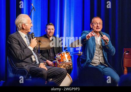 Harald Schmidt und Volker Heißmann beim Gastspiel Bläid Night - die etwas andere late-night-Show im Festsaal der Freiheitshalle. Hof, 05.02.2024 *** Harald Schmidt et Volker Heißmann lors de la représentation invité Bläid Night the other night show in the Ballroom of the Freiheitshalle Hof, 05 02 2024 Foto:xS.xGabschx/xFuturexImagex blaeid 4203 Banque D'Images