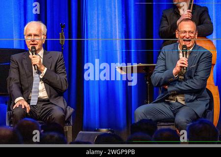 Harald Schmidt und Volker Heißmann beim Gastspiel Bläid Night - die etwas andere late-night-Show im Festsaal der Freiheitshalle. Hof, 05.02.2024 *** Harald Schmidt et Volker Heißmann lors de la représentation invité Bläid Night the other night show in the Ballroom of the Freiheitshalle Hof, 05 02 2024 Foto:xS.xGabschx/xFuturexImagex blaeid 4204 Banque D'Images