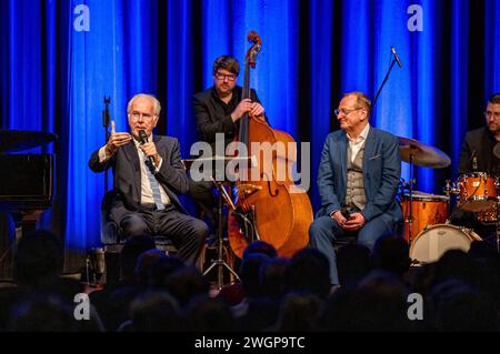 Harald Schmidt und Volker Heißmann beim Gastspiel Bläid Night - die etwas andere late-night-Show im Festsaal der Freiheitshalle. Hof, 05.02.2024 *** Harald Schmidt et Volker Heißmann lors de la représentation invité Bläid Night the other night show in the Ballroom of the Freiheitshalle Hof, 05 02 2024 Foto:xS.xGabschx/xFuturexImagex blaeid 4212 Banque D'Images