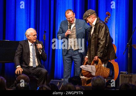 Harald Schmidt, Volker Heißmann und der Hofer Wärschtlamo beim Gastspiel Bläid Night - die etwas andere late-night-Show im Festsaal der Freiheitshalle. Hof, 05.02.2024 *** Harald Schmidt, Volker Heißmann et le Hofer Wärschtlamo lors de la représentation invitée Bläid Night The Some Different Late Night show in the Ballroom of the Freiheitshalle Hof, 05 02 2024 Foto:xS.xGabschx/xFuturexImagex blaeid 4213 Banque D'Images