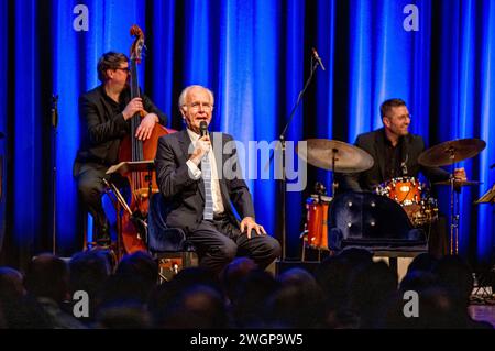 Harald Schmidt beim Gastspiel Bläid nuit - die etwas andere Late-Night-Show im Festsaal der Freiheitshalle. Hof, 05.02.2024 *** Harald Schmidt lors de la représentation invité Bläid Night The Different night show in the Ballroom of du Freiheitshalle Hof, 05 02 2024 Foto:xS.xGabschx/xFuturexImagex blaeid 4218 Banque D'Images