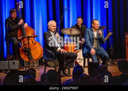 Harald Schmidt und Volker Heißmann beim Gastspiel Bläid Night - die etwas andere late-night-Show im Festsaal der Freiheitshalle. Hof, 05.02.2024 *** Harald Schmidt et Volker Heißmann lors de la représentation invité Bläid Night the other night show in the Ballroom of the Freiheitshalle Hof, 05 02 2024 Foto:xS.xGabschx/xFuturexImagex blaeid 4217 Banque D'Images