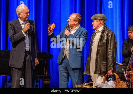 Harald Schmidt, Volker Heißmann und der Hofer Wärschtlamo beim Gastspiel Bläid Night - die etwas andere late-night-Show im Festsaal der Freiheitshalle. Hof, 05.02.2024 *** Harald Schmidt, Volker Heißmann et le Hofer Wärschtlamo lors de la représentation invitée Bläid Night The Some Different Late Night show in the Ballroom of the Freiheitshalle Hof, 05 02 2024 Foto:xS.xGabschx/xFuturexImagex blaeid 4216 Banque D'Images