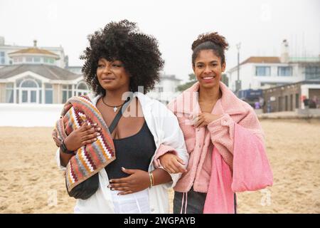 Un portrait de sœurs de race mixte qui sont venues à la plage pour nager dans la mer. Banque D'Images