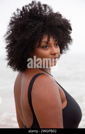 Portrait d'une jeune femme noire sur la plage Banque D'Images