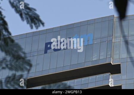 Noida, Uttar Pradesh, Inde. 6 février 2024. Une signalisation de Paytm peut être vue sur le haut de son immeuble de bureaux à Noida, à la périphérie de New Delhi, en Inde, le 6 février 2024. La banque centrale indienne, la Reserve Bank of India (RBI), a interdit à Paytm Payments Bank Limited (PPBL) d'entreprendre toute activité bancaire à partir de février 29, en raison de ''non-conformités persistantes'', selon un reportage médiatique, à la suite de quoi le cours des actions de Paytm a baissé. (Crédit image : © Kabir Jhangiani/ZUMA Press Wire) USAGE ÉDITORIAL SEULEMENT! Non destiné à UN USAGE commercial ! Banque D'Images
