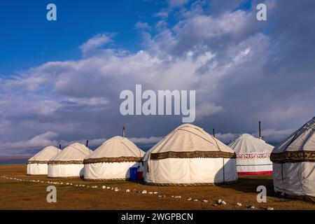 Camp de yourtes steppe kirghize, Kirghizistan Banque D'Images