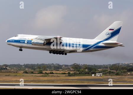 Volga-Dnepr Airlines Antonov an-124-100 Ruslan (RA-82045) décolle de la piste 13. Banque D'Images