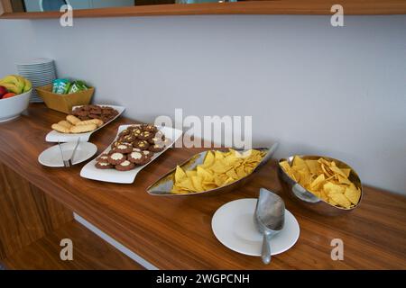 BRESLAU, POLOGNE - 15 juin 2018 : offres de collations variées telles que des chips dans le salon exécutif d'un hôtel de luxe Banque D'Images