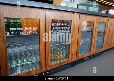 BRESLAU, POLOGNE - 15 juin 2018 : réfrigérateurs avec diverses boissons gazeuses dans le salon exécutif d'un hôtel de luxe Banque D'Images