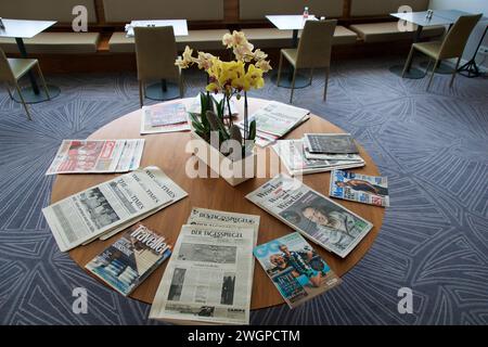 BRESLAU, POLOGNE - 15 juin 2018 : table ronde avec orchidées et divers quotidiens internationaux dans le salon exécutif d'un hôtel de luxe Banque D'Images