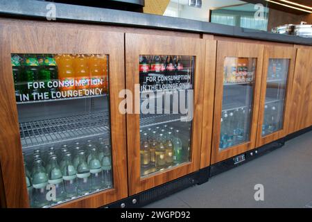 BRESLAU, POLOGNE - 15 juin 2018 : réfrigérateurs avec diverses boissons gazeuses dans le salon exécutif d'un hôtel de luxe Banque D'Images