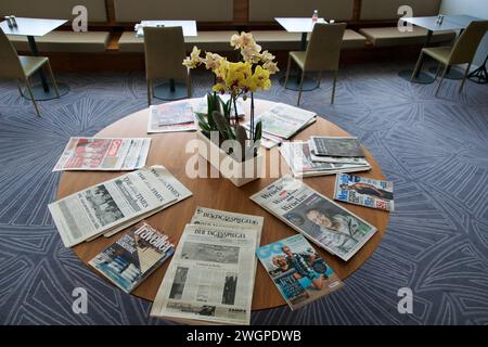 BRESLAU, POLOGNE - 15 juin 2018 : table ronde avec orchidées et divers quotidiens internationaux dans le salon exécutif d'un hôtel de luxe Banque D'Images