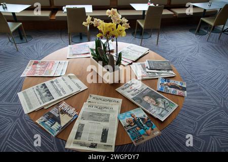 BRESLAU, POLOGNE - 15 juin 2018 : table ronde avec orchidées et divers quotidiens internationaux dans le salon exécutif d'un hôtel de luxe Banque D'Images