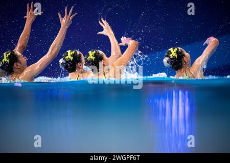 Doha, Qatar. 06th Feb, 2024. Les athlètes de l'équipe japonaise concourent dans la finale technique de natation artistique mixte lors des 21èmes Championnats du monde de natation aquatique à l'Aspire Dome à Doha (Qatar), le 06 février 2024. Crédit : Insidefoto di andrea staccioli/Alamy Live News Banque D'Images