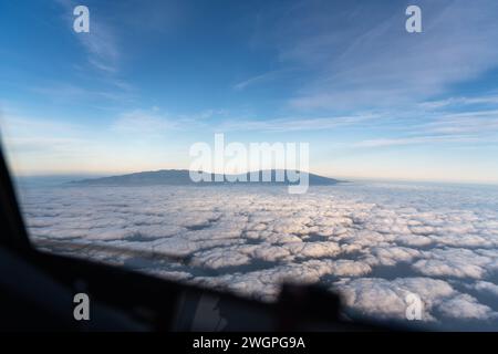 Vue du cockpit d'un avion en vol au-dessus des nuages Banque D'Images