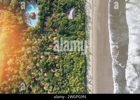 Voyage dans le thème tropical de la station. Côte de la mer à côté de l'hôtel avec grande piscine Banque D'Images