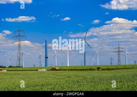 Strommasten, Hochspannungsmasten, Windräder, Bauselle eines Windrades, Grüne Wiese Salzgitter Niedersachsen Deutschland *** pylônes électriques, pylônes haute tension, éoliennes, chantier de construction d'une éolienne, prairie verte Salzgitter basse-Saxe Allemagne Banque D'Images