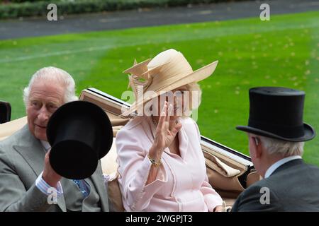 FICHIERS PHOTOS. 6 février 2024. Sa Majesté le Roi Charles III a reçu un diagnostic de cancer et est en traitement. Sa Majesté le roi Charles III et la reine Camilla arrivant à Royal Ascot dans la procession royale. Crédit : Maureen McLean/Alamy Banque D'Images