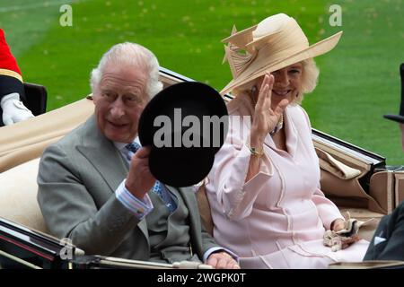 FICHIERS PHOTOS. 6 février 2024. Sa Majesté le Roi Charles III a reçu un diagnostic de cancer et est en traitement. Sa Majesté le roi Charles III et la reine Camilla arrivant à Royal Ascot dans la procession royale. Crédit : Maureen McLean/Alamy Banque D'Images