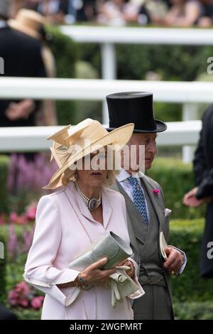 FICHIERS PHOTOS. 6 février 2024. Sa Majesté le Roi Charles III a reçu un diagnostic de cancer et est en traitement. Sa Majesté le roi Charles III et la reine Camilla dans le défilé Ring un jour deux du Royal Ascot à l'hippodrome d'Ascot Banque D'Images