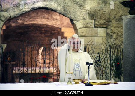 Messe catholique dans la grotte de la basilique de l'Annonciation, Nazareth, Israël Banque D'Images