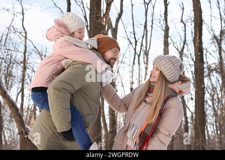 Famille heureuse passant du temps ensemble dans la forêt Banque D'Images