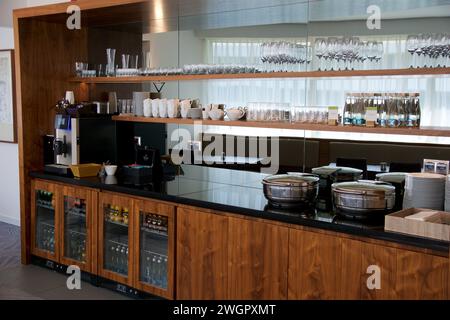 BRESLAU, POLOGNE - 15 juin 2018 : buffet sans nourriture mais avec réfrigérateur avec boissons gazeuses et une machine à café dans un salon exécutif de luxe Banque D'Images