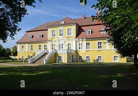 30.07.2021 Döbbelin/Schloss Deutschland/ Sachsen Anhalt/ Altmark/ Landkreis Stendal/ Ortsteil Döbbelin/ Gutshaus/ Schloss der Familie Alexander von Bismarck/ seit 19 Generationen im Besitz der Familie/ Blick vom Park auf das Gebäude/ Ostseite/ ***Nutzung nur redaktionell*** *** 30 07 2021 Château de Döbbelin Allemagne Saxe Anhalt Altmark district de Stendal district de Döbbelin manoir Château de la famille Alexander von Bismarck par la famille depuis 19 générations vue du parc vers le côté est de l'immeuble utilisation éditoriale seulement Banque D'Images