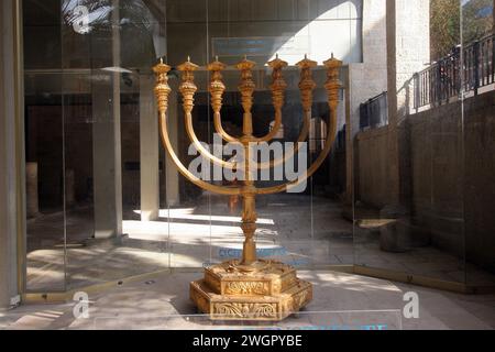 Réplique de la Menorah aux fouilles du cardo, ancienne rue romaine à Jérusalem, Israël Banque D'Images