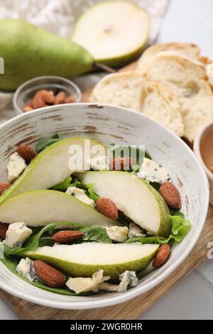 Délicieuse salade de poires dans un bol sur la table, gros plan Banque D'Images