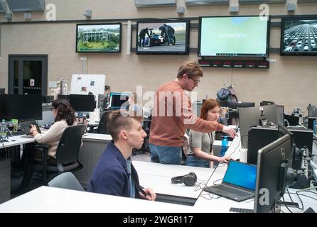 Prag, République tchèque. 31 janvier 2024. Les journalistes travaillent dans la salle de presse de la chaîne de télévision étrangère américaine Radio Free Europe/Radio Liberty (RFE/RL) à Prague. Entre autres choses, le programme télévisé en russe Current Time est produit ici autour de l'horloge. Crédit : Michael Heitmann/dpa/Alamy Live News Banque D'Images