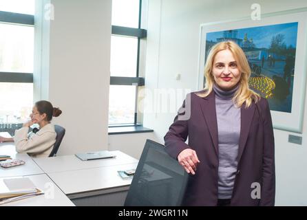 Prag, République tchèque. 31 janvier 2024. Maryana Drach est à la tête du programme ukrainien de la chaîne de télévision étrangère américaine Radio Free Europe/Radio Liberty (RFE/RL), basée à Prague, depuis 2013. De nombreux Ukrainiens reçoivent leurs nouvelles via les médias sociaux tels que Telegram, dit-elle. Crédit : Michael Heitmann/dpa/Alamy Live News Banque D'Images