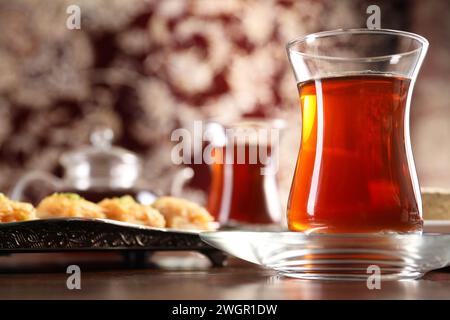 Thé turc traditionnel en verre sur table en bois, gros plan. Espace pour le texte Banque D'Images