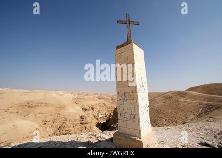 Une croix de fer sur un pilier, sur le chemin du monastère de Saint Georges dans le désert de Judée, Israël Banque D'Images