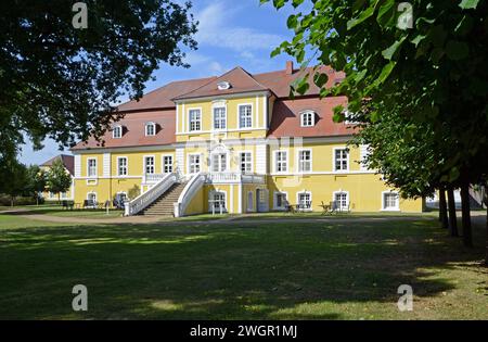 30.07.2021 Döbbelin/ Schloss Deutschland/ Sachsen Anhalt/ Altmark/ Landkreis Stendal/ Ortsteil Döbbelin/ Gutshaus/ Schloss der Familie Alexander von Bismarck/ seit 19 Generationen im Besitz der Familie/ Blick vom Park auf das Gebäude/ Ostseite/ Parkseite/ ***Nutzung nur redaktionell*** *** 30 07 2021 château de Döbbelin Allemagne Saxe Anhalt Altmark district de Stendal district de Döbbelin manoir Château de Alexander von Bismarck famille appartenant à la famille depuis 19 générations vue du parc à l'immeuble côté est utilisation côté parc uniquement éditorial Banque D'Images