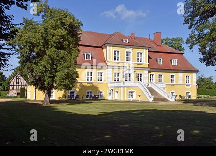 30.07.2021 Döbbelin/Schloss Deutschland/ Sachsen Anhalt/ Altmark/ Landkreis Stendal/ Ortsteil Döbbelin/ Gutshaus/ Schloss der Familie Alexander von Bismarck/ seit 19 Generationen im Besitz der Familie/ Blick vom Park auf das Gebäude/ Ostseite/ Parkseite/ ***Nutzung nur redaktionell*** *** 30 07 2021 Döbbelin château Allemagne Saxe Anhalt quartier Altmark de Stendal quartier de Döbbelin manoir Château de la famille Alexander von Bismarck propriété de la famille depuis 19 générations vue du parc au bâtiment côté est côté parc utilisation seulement éditorial Banque D'Images