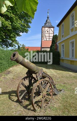 30.07.2021 Döbbelin/ Schlosskirche Deutschland/ Sachsen Anhalt/ Altmark/ Landkreis Stendal/ Ortsteil Döbbelin/ Am Gutshaus/ Am Schloss der Familie Alexander von Bismarck/ Seit 19 Generationen im Besitz der Familie/ Blick vom Vorplatz auf eine Alte Kanone/ im Hintergrund die Kirche/ Patronatskirche/ Kirchenkapelle/ ***Nutzung nur redaktionell*** *** 30 07 2021 Église du château de Döbbelin Allemagne Saxe Anhalt Altmark district de Stendal district de Döbbelin au manoir du château de la famille Alexander von Bismarck, propriété de la famille depuis 19 générations vue de la piste vers un ancien c Banque D'Images