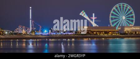 Parc d'attractions Lusail Winter Wonderland sur l'île d'Al Maha. Ville de Lusail, Qatar photo de nuit longue exposition montrant une grande roue. Banque D'Images