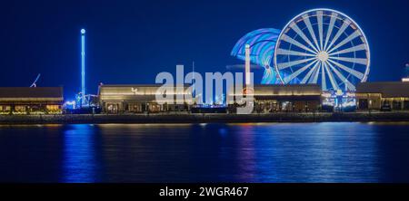 Parc d'attractions Lusail Winter Wonderland sur l'île d'Al Maha. Ville de Lusail, Qatar photo de nuit longue exposition montrant une grande roue. Banque D'Images