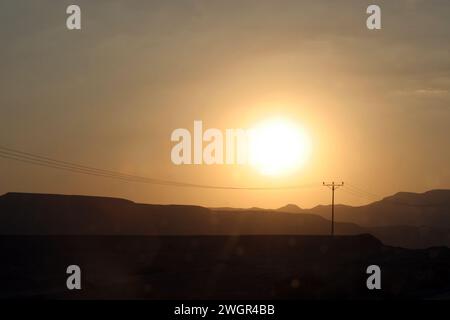 Coucher de soleil sur la célèbre route numéro 90, qui traverse Israël du nord au sud dans la vallée du Jourdain, près de la mer morte, Israël Banque D'Images