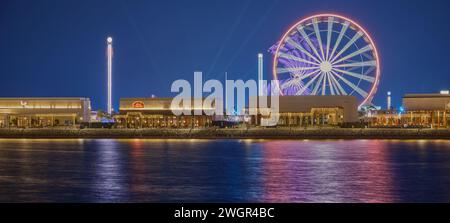 Parc d'attractions Lusail Winter Wonderland sur l'île d'Al Maha. Ville de Lusail, Qatar photo de nuit longue exposition montrant une grande roue. Banque D'Images