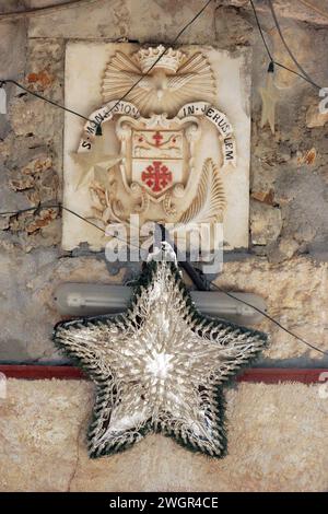 Étoile de Noël au-dessus de l'entrée de la grotte dans Shepherd's Fields à Beit Sahour près de Bethléem, Israël Banque D'Images