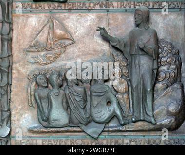 Sermon sur la monture, détail de la porte géante en bronze dans la basilique de l'Annonciation, Nazareth, Israël Banque D'Images