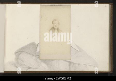 Production photographique d'un portrait de Johannes Christoffel Spakler, v. 1839 - v. 1849 photographie. Carte de visite libre carte de visite entre les pages 59 et 60 d'un carnet de croquis de 188 pages. papier. support photographique albumen imprimer des personnes historiques (portraits et scènes de la vie) Banque D'Images